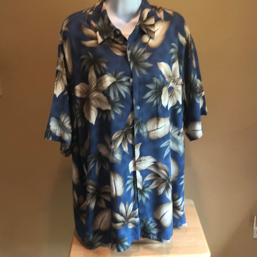 Men’s short sleeve shirt.